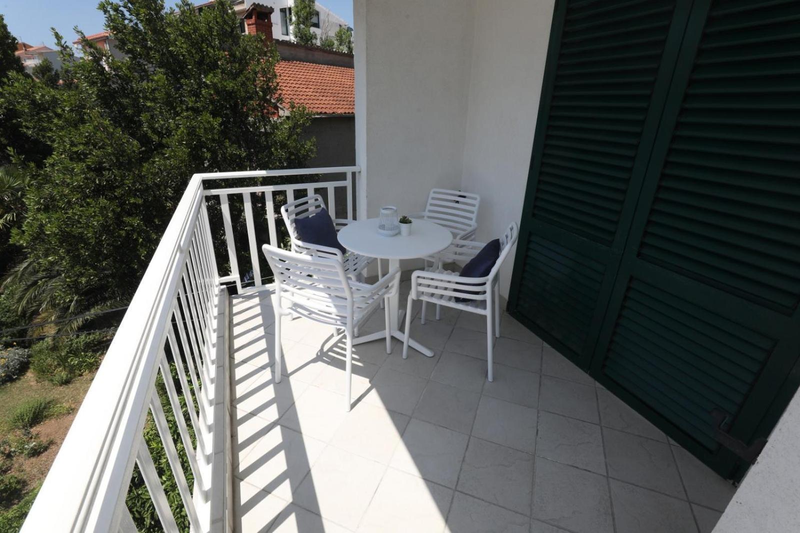 1 Apartment *
